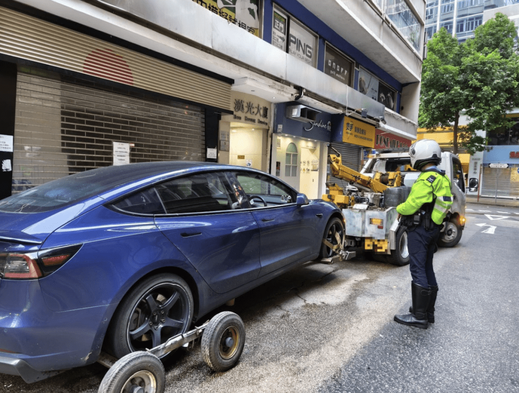油尖警区打击违泊一日发748张牛肉干拖走6车。警方图片 油尖警区打击违泊一日发748张牛肉干拖走6车。警方图片