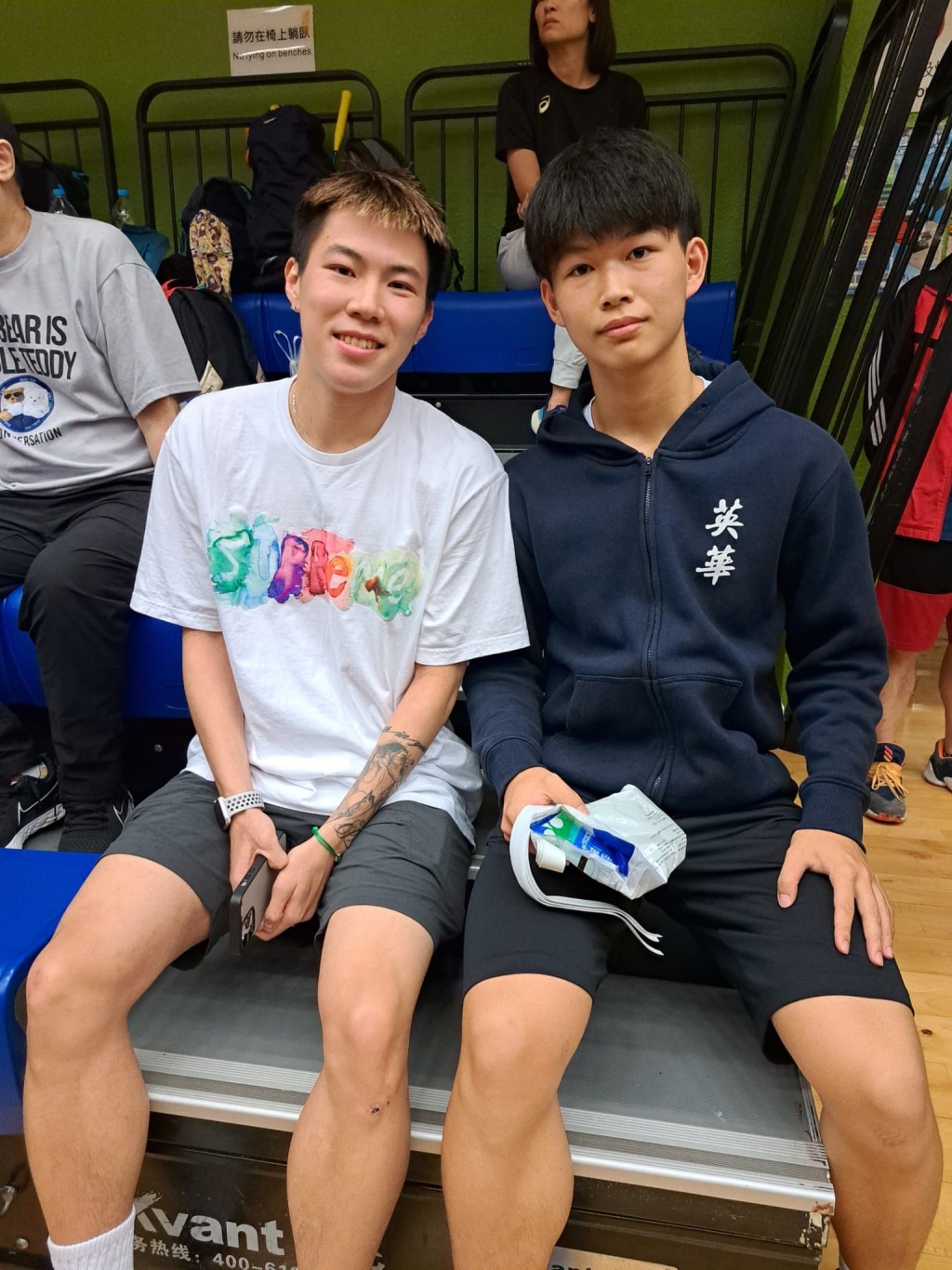 英華書院校友兼羽毛球運動員李卓耀(左),特別到比賽場地指導師弟。受訪者提供 英華書院校友兼羽毛球運動員李卓耀(左),特別到比賽場地指導師弟。受訪者提供