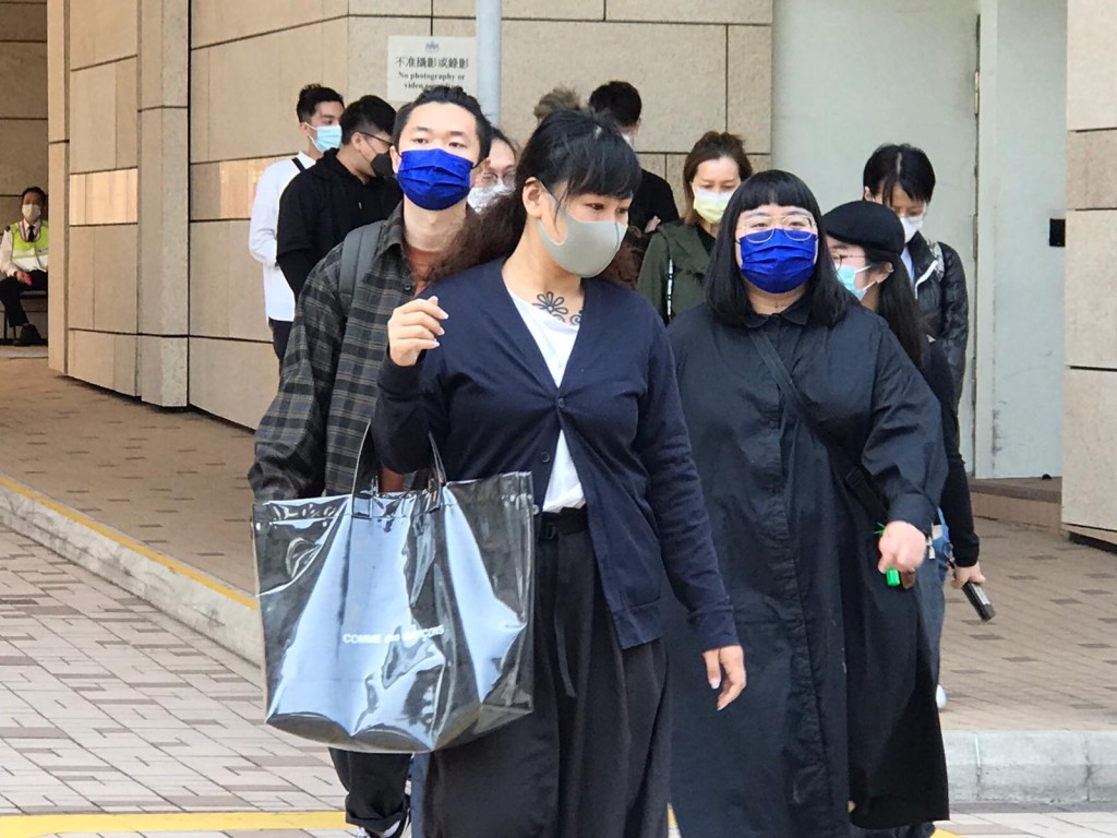 被告蔡寶如(右方藍色口罩女子)