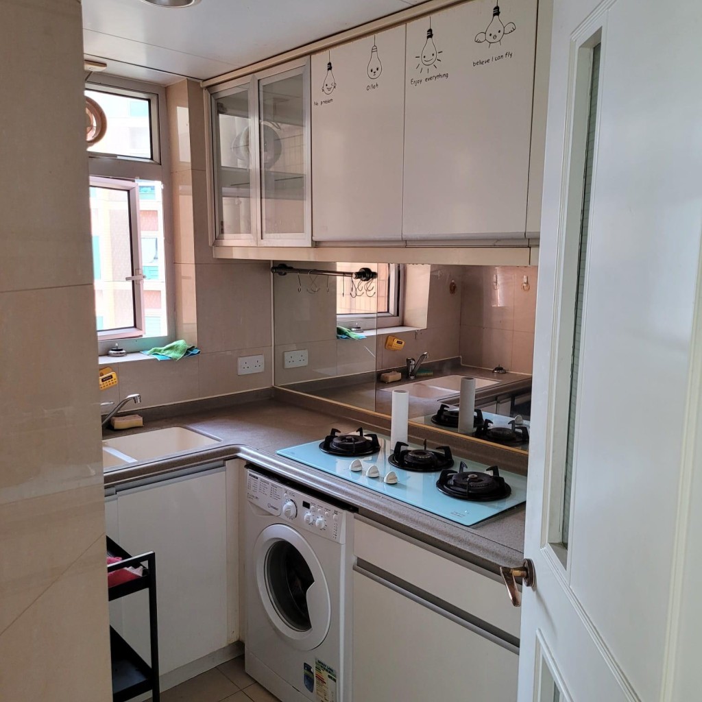 廚房裝有3個明火煮食爐及廚櫃等。