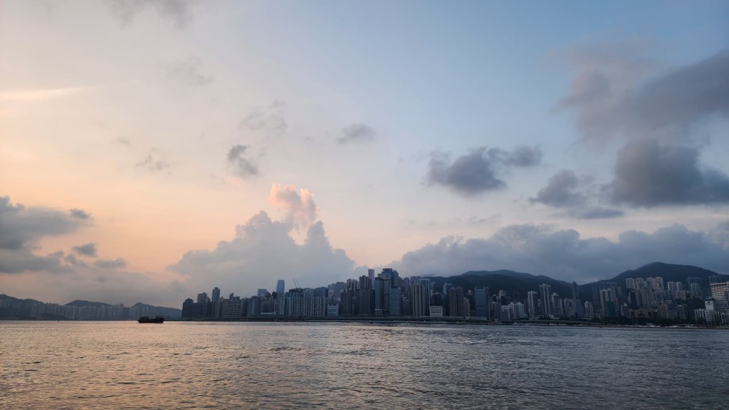 本港地區今日部分時間有陽光,日間酷熱。黎志偉攝 本港地區今日部分時間有陽光,日間酷熱。黎志偉攝