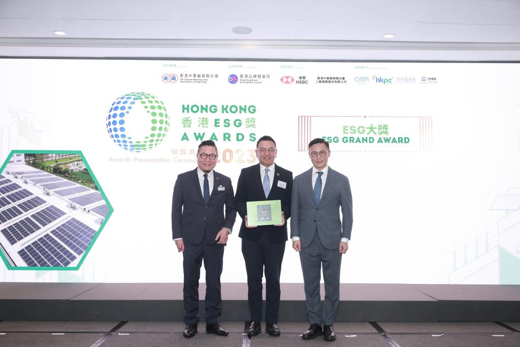  張國鈞(右)及廠商會會長史立德(左)向「ESG大獎」獲獎者頒獎。