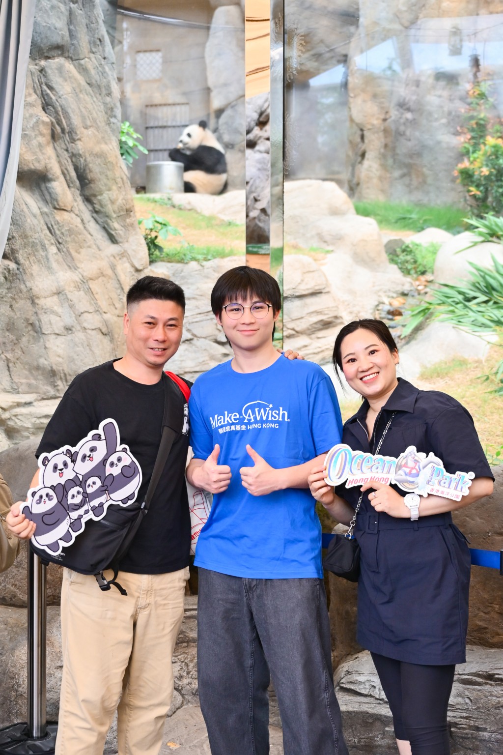 柏悅與爸爸媽媽在海洋公園留影。
