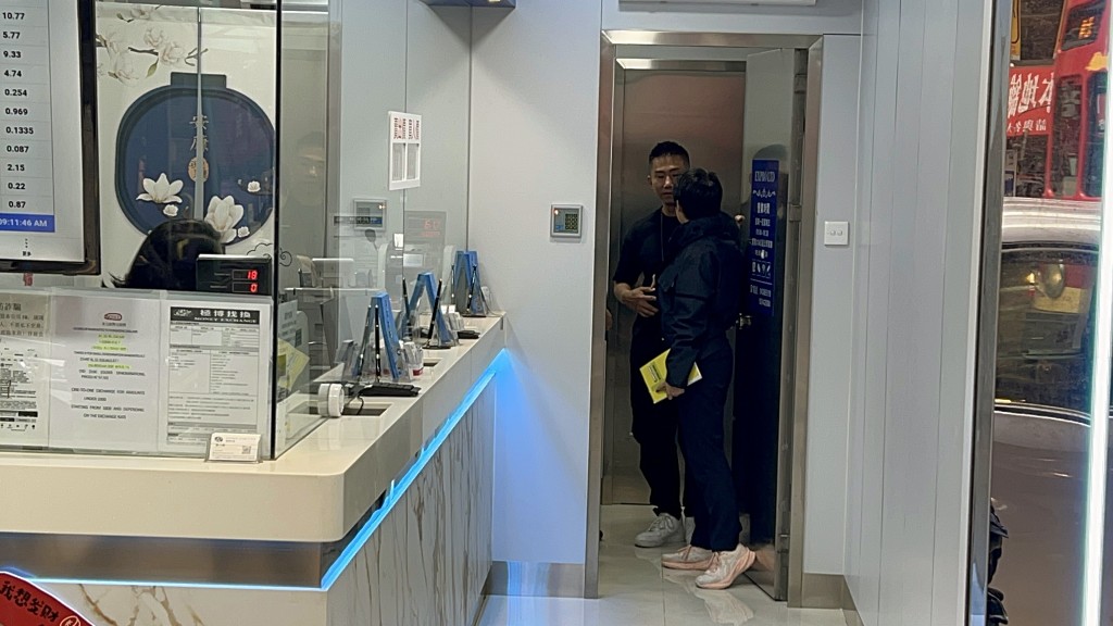 大批探員在場調查。楊偉亨攝 大批探員在場調查。楊偉亨攝