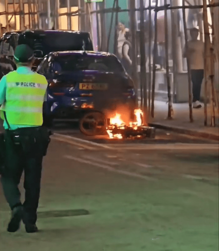 一輛電動單車於尖沙咀加拿分道近碧仙桃路突然起火自焚。網上片段截圖
