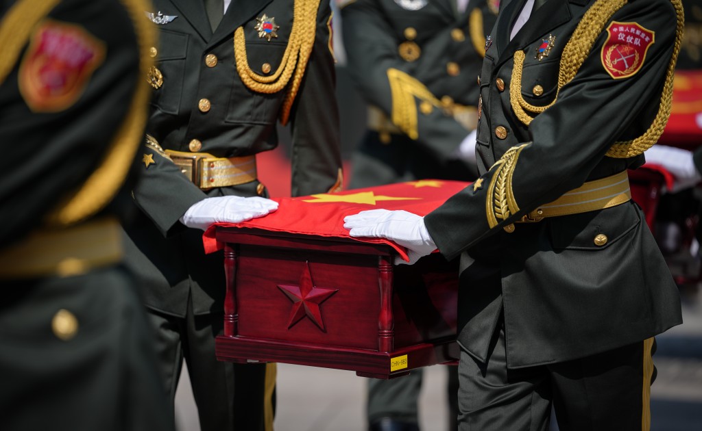 禮兵護送志願軍烈士棺槨走向瀋陽抗美援朝烈士陵園安葬地宮。 新華社