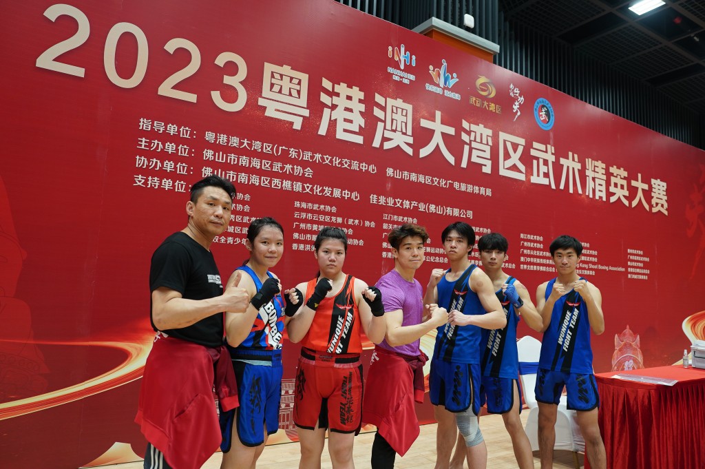 李俊亨为五位在自由搏击项目夺冠、同属基金旗下的小将打气。