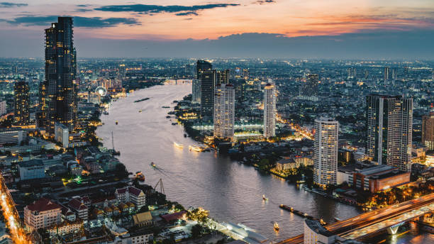 泰國氣候部門評估，曼谷在本世紀末恐被海水淹沒，政府正在研究應對方案，遷都是其中一個選項。