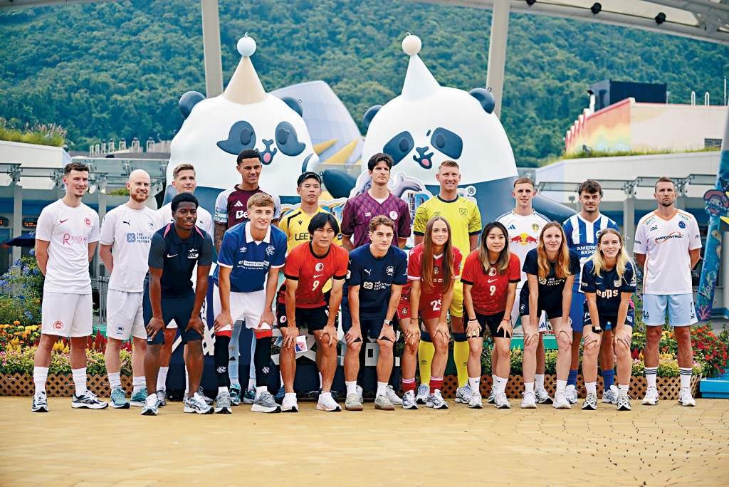 港會足球7人賽參賽隊長齊集海洋公園見記者。