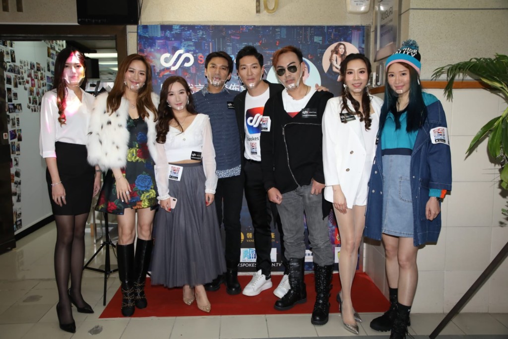 一众圈中好友现身撑场。