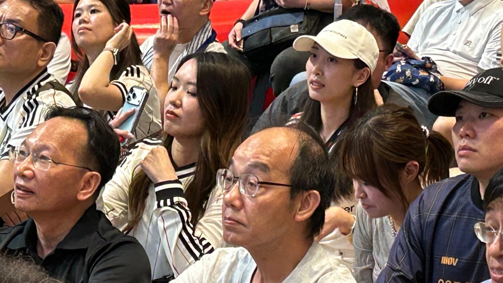 日本對巴西的比賽，吸引大批球迷到場支持。蔡楚輝攝
