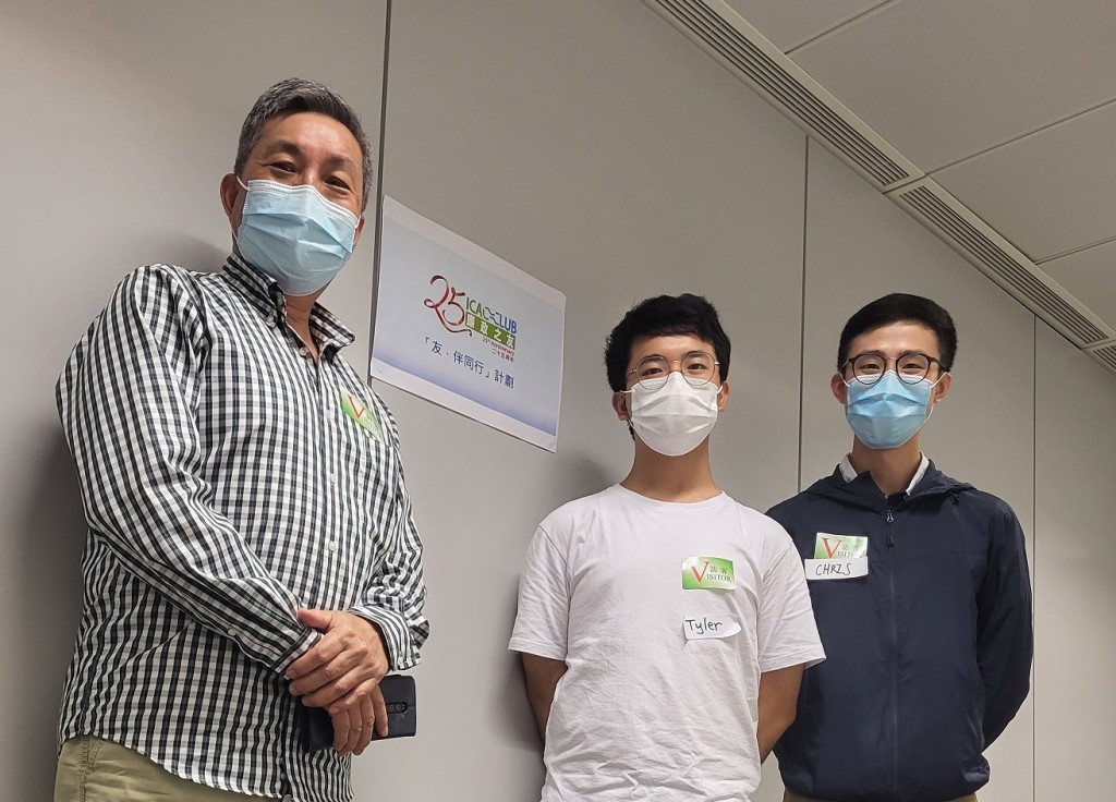 「友．伴同行」计划导师 – 前总调查主任叶广福(左)及两位学员郑迪珉(中)和徐梓翔(右)。