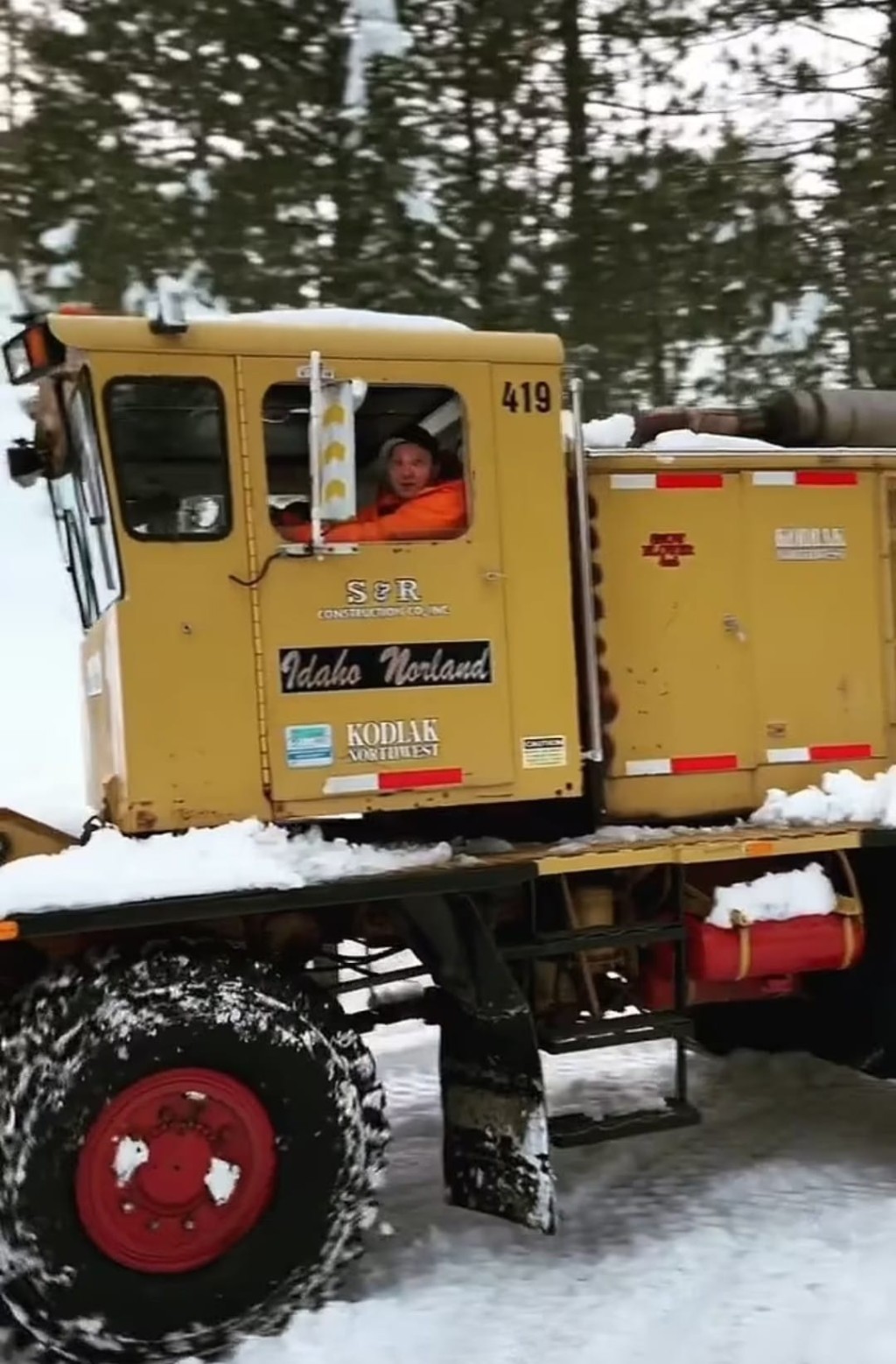 谢洛美向来爱驾驶大型铲雪机清雪。