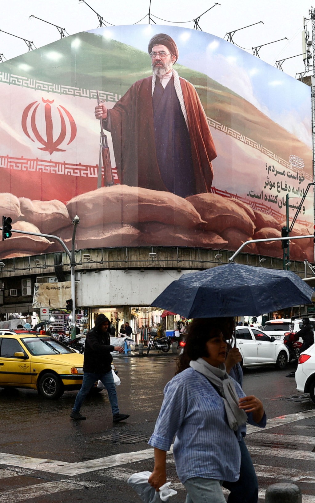 德黑兰市面上巨型的穆杰塔巴肖像。路透社