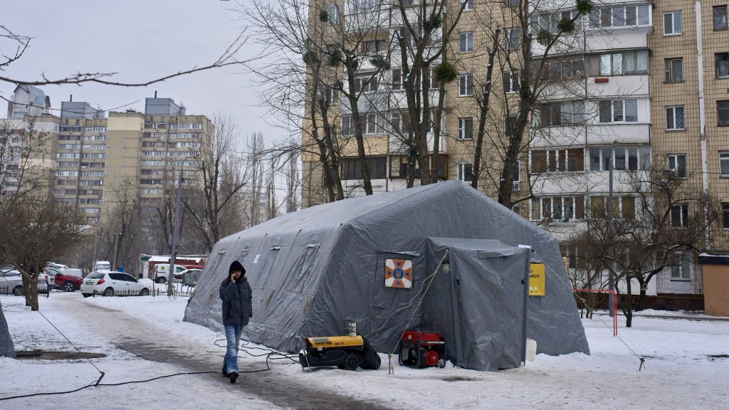 基輔居民入住到緊急帳篷取暖。 美聯社