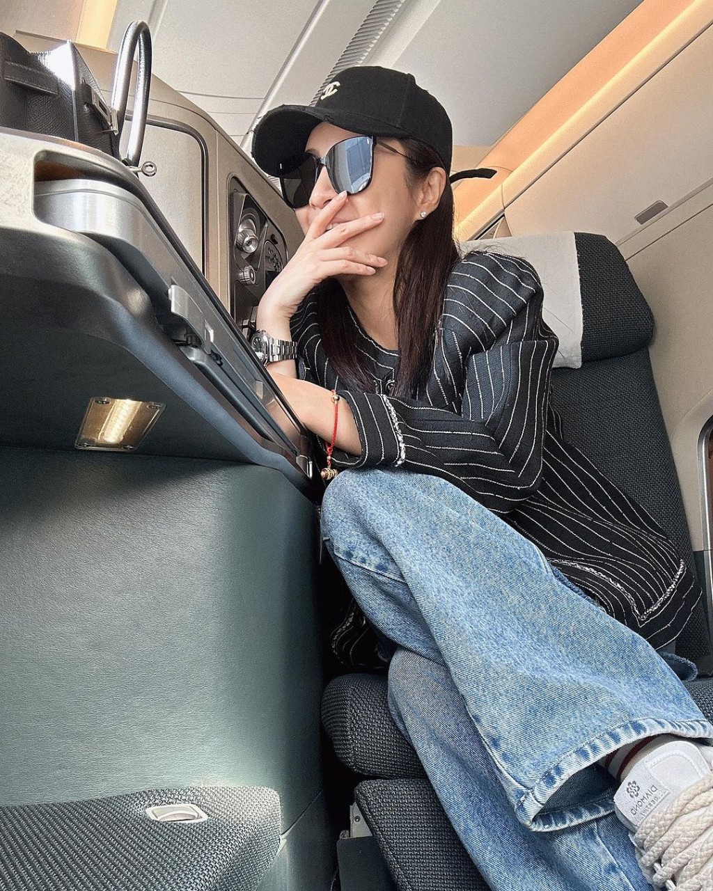 林夏薇日前戴着Chanel cap帽加外套搭飛機。