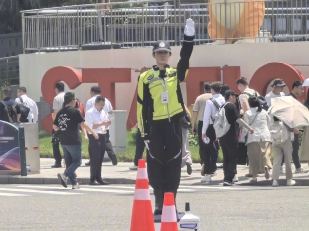 上海高仿真交警机械人。上海发布 上海高仿真交警机械人。上海发布