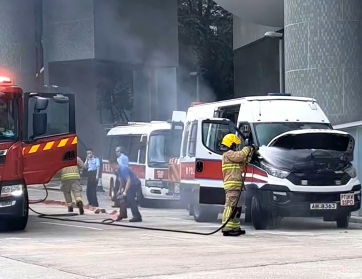 消防向警車車頭射水灌救。fb 車cam L(香港群組)截圖