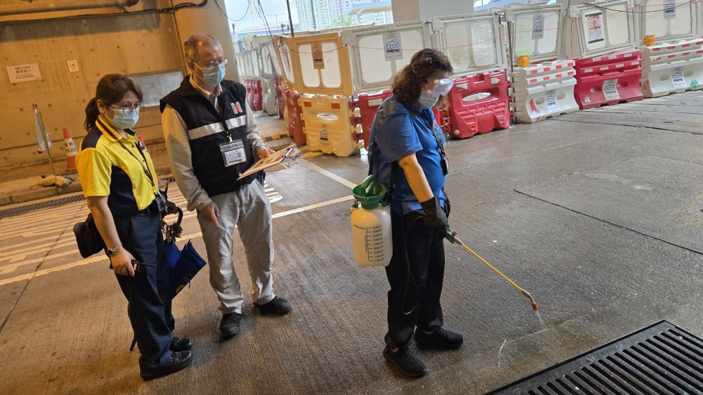 港鐵承辦商在施放蚊油。政府新聞處