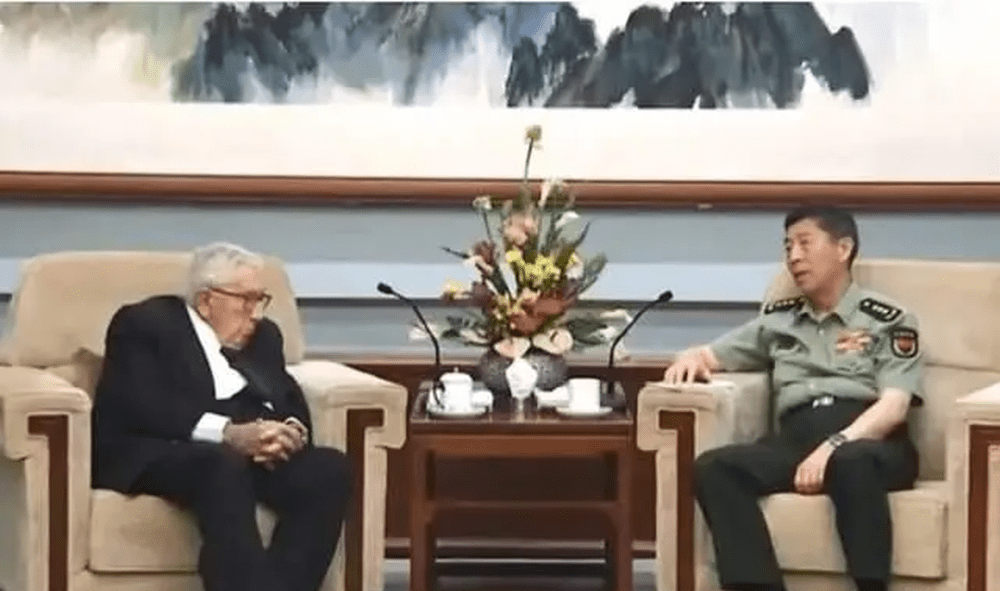 国防部长李尚福见美国前国务卿基辛格。