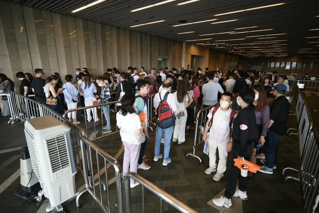 展銷廳有大批準買家排隊等候登記。 展銷廳有大批準買家排隊等候登記。