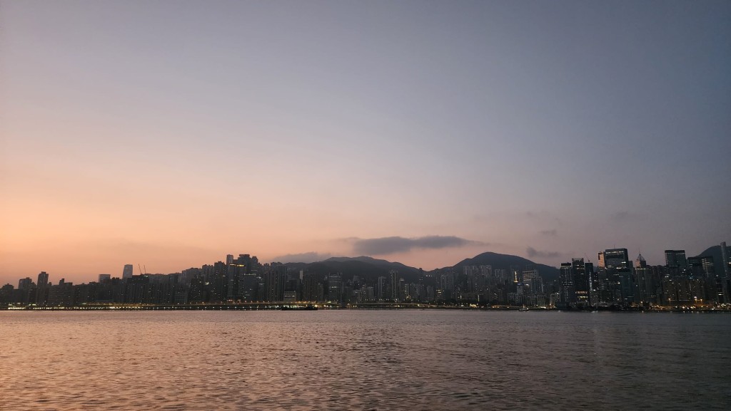 日間乾燥及溫暖,市區最高氣溫約24度,新界再高一兩度。黎志偉攝 日間乾燥及溫暖,市區最高氣溫約24度,新界再高一兩度。黎志偉攝