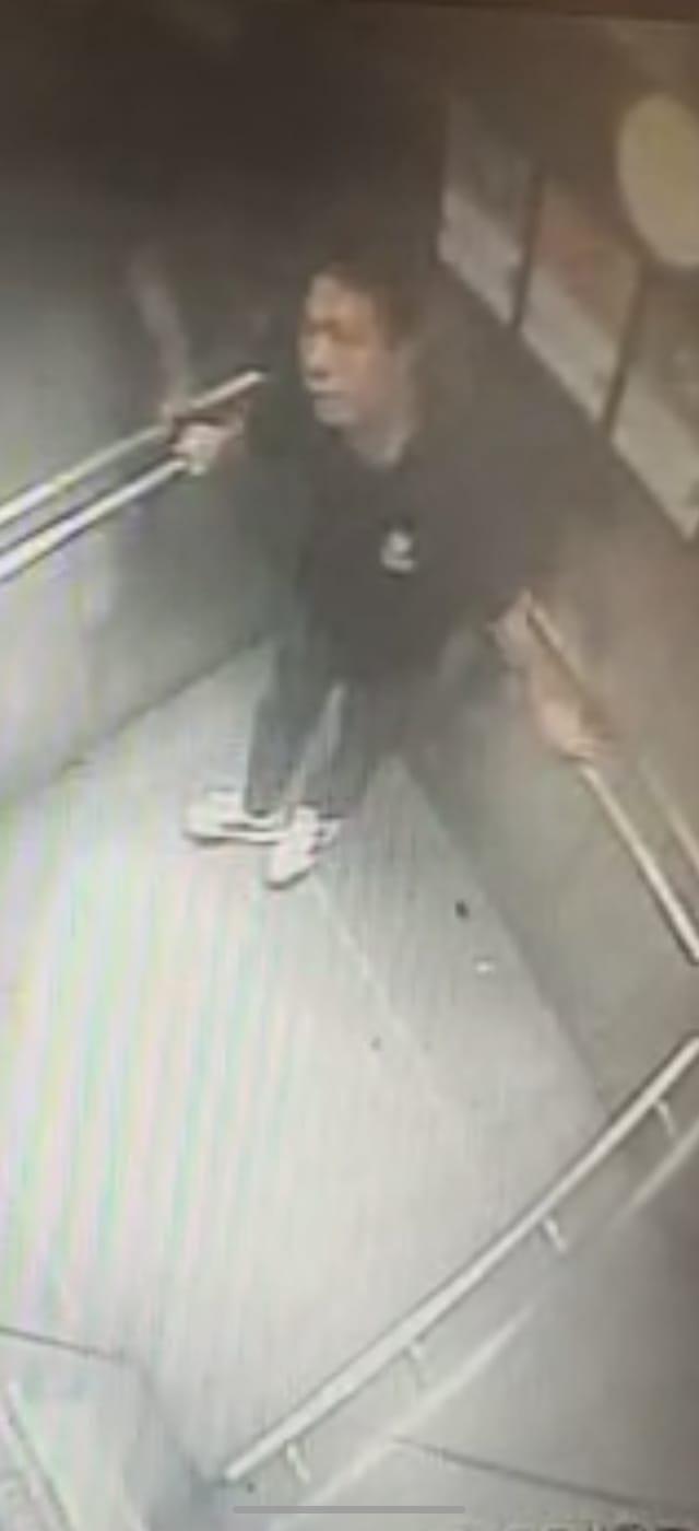 鄭沛民最後露面時身穿黑色短袖上衣、黑色長褲及白色運動鞋。 鄭沛民最後露面時身穿黑色短袖上衣、黑色長褲及白色運動鞋。