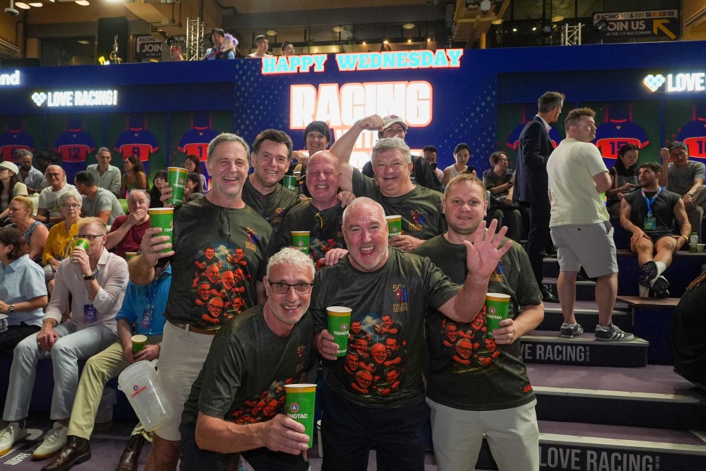 球迷在「打氣區」吶喊助威,並欣賞表演嘉賓的現場演出。 球迷在「打氣區」吶喊助威,並欣賞表演嘉賓的現場演出。