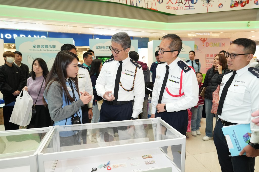 警務處處長蕭澤頤出席「智蹤計劃宣傳活動暨填色比賽頒獎典禮」及致詞，並在會場內遊覽。