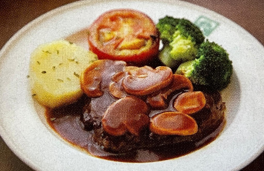 太平館推出兩份套餐，包含多款經典菜式，如瑞士雞翼、卷筒石斑、囉利臣牛柳及焗蟹蓋等。東周刊圖片