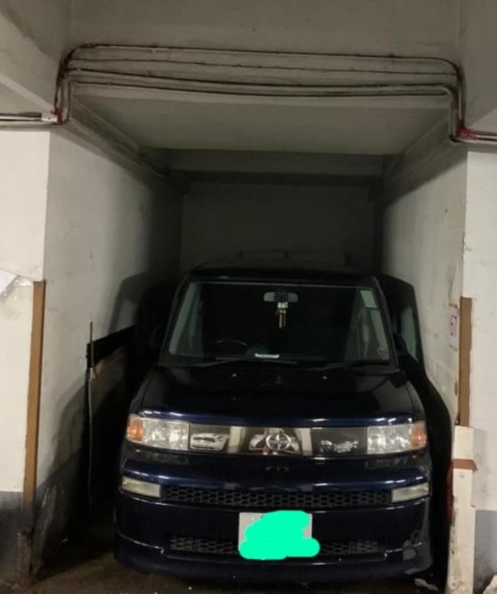 成功将车辆停泊在“两面贴墙”的狭窄车位内，令网民感叹自愧不如。