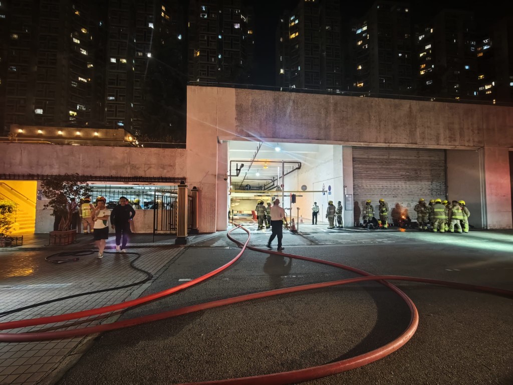 消防接報後迅速趕至現場,開動兩條喉及派出兩隊煙帽隊人員進行灌救。黎志偉攝 消防接報後迅速趕至現場,開動兩條喉及派出兩隊煙帽隊人員進行灌救。黎志偉攝