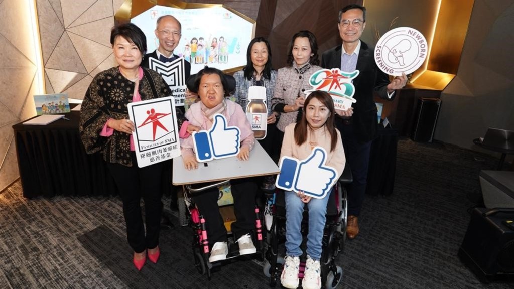 脊髓肌肉萎縮症口服新藥納藥物名冊，何宛淇(前左一)望有助阻止身體機能衰退。葉偉豪攝