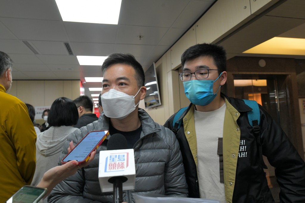 高中公民科学生领取回乡证特别安排。叶先生(左)、叶同学。梁誉东摄