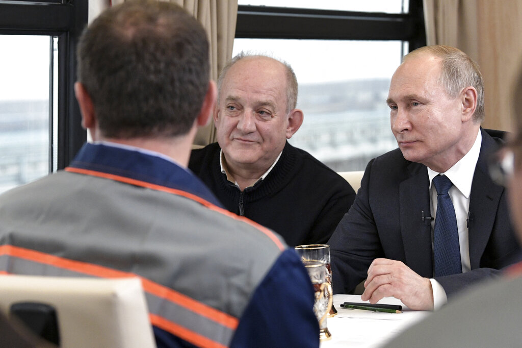 普京當天乘坐火車穿過克里米亞大橋。AP