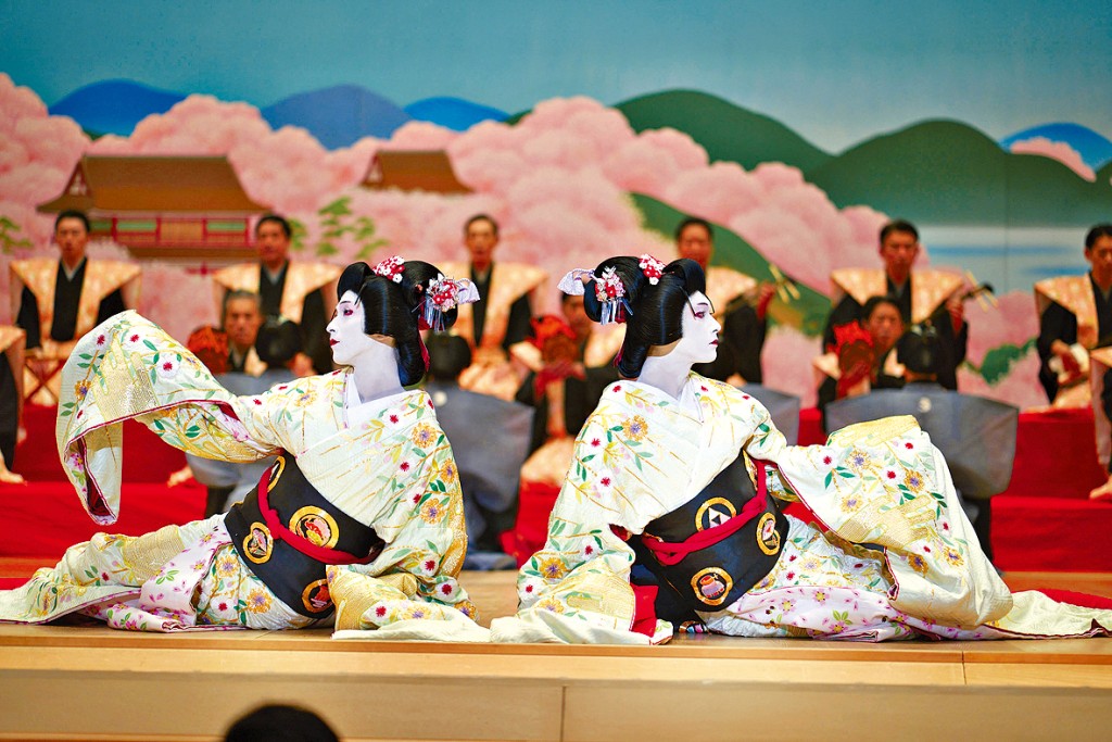 吉澤亮及橫濱流星花上年多時間接受特訓,學習做歌舞伎。 吉澤亮及橫濱流星花上年多時間接受特訓,學習做歌舞伎。