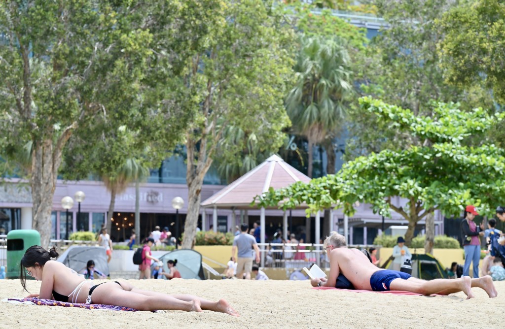 天气炎热，不少市民到沙滩消暑。锺健华摄