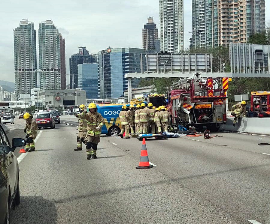 消防員將被困司機救出。 fb：車cam L（香港群組）