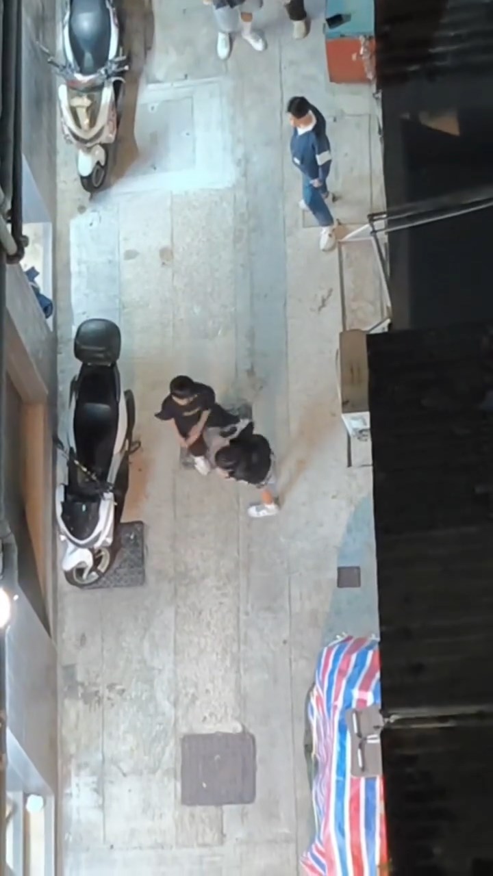 黑衣男初時掌摑少年左邊面，惟少年抬手阻擋，令黑衣男再掌摑少年。網上片段截圖
