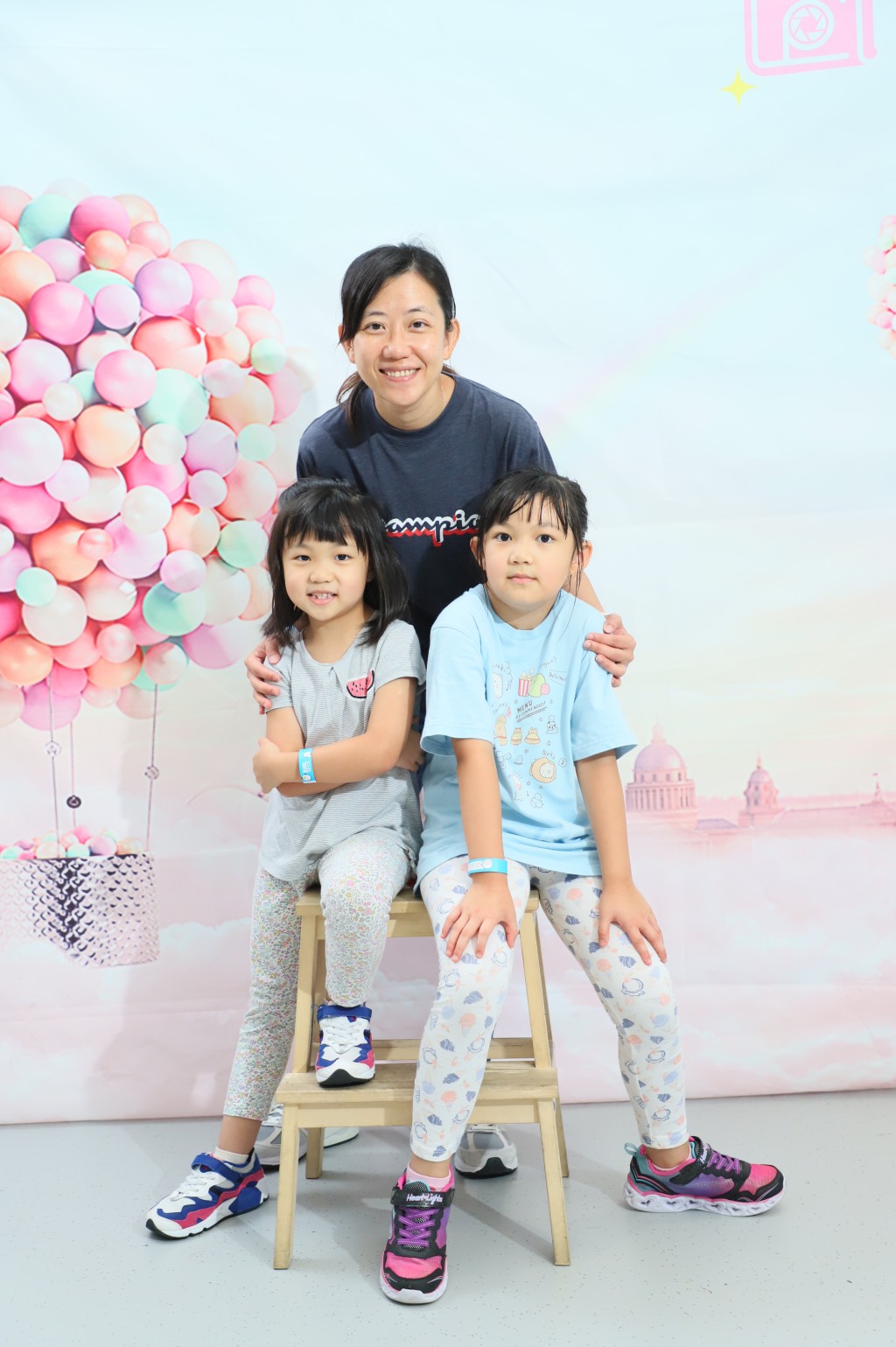 書伴我行（香港）基金會培訓導師丘成瑤與女兒合照，她分享共讀的目的是建立優質的親子時間，而提升個人能力，如認字能力則屬課業範疇。