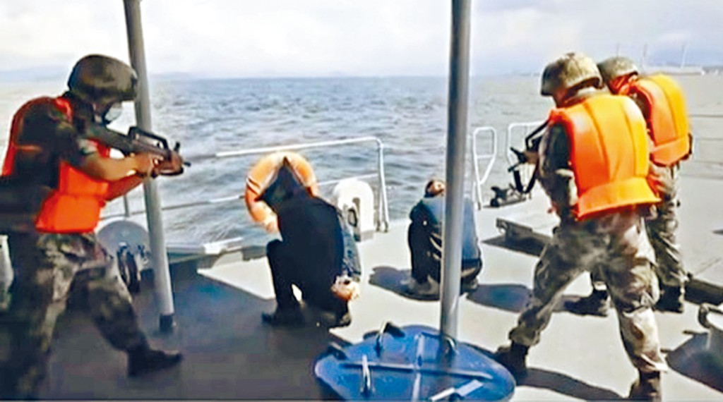 ■兩組特戰小隊武裝人員登上可疑船隻，擎槍制服不法分子。