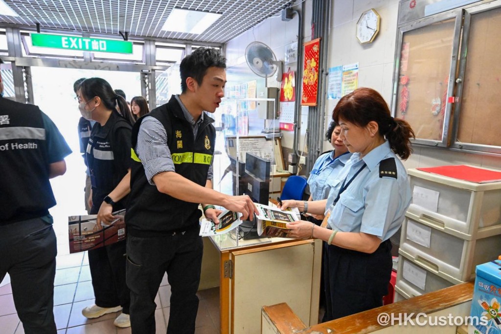 海關人員向屋邨保安員宣傳反私煙信息。 海關人員向屋邨保安員宣傳反私煙信息。