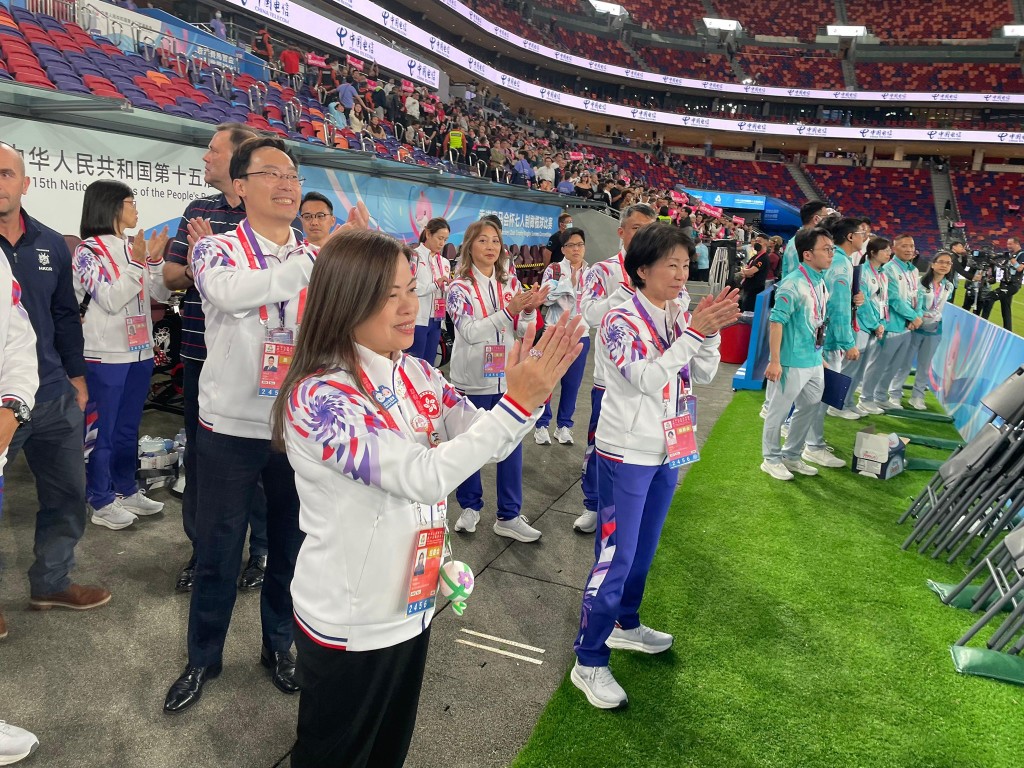 羅淑佩與常秘沈鳳君、體育專員蔡健斌支持港隊。羅淑佩fb