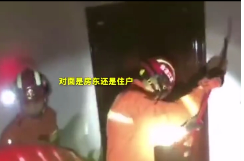 民警將大媽勸回屋內後消防繼續爆破門。網圖