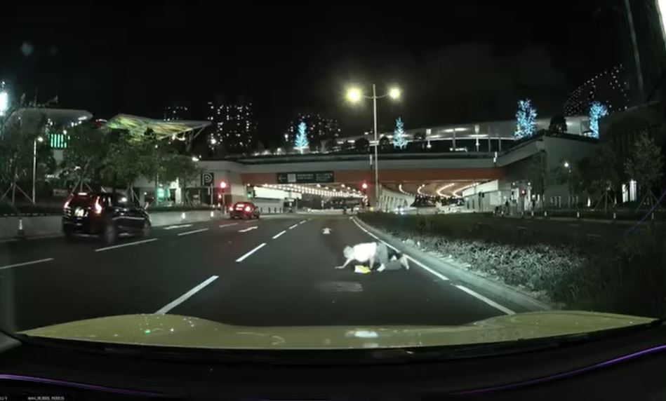 老翁左手執着袋子。轉載fb車cam L（香港群組）