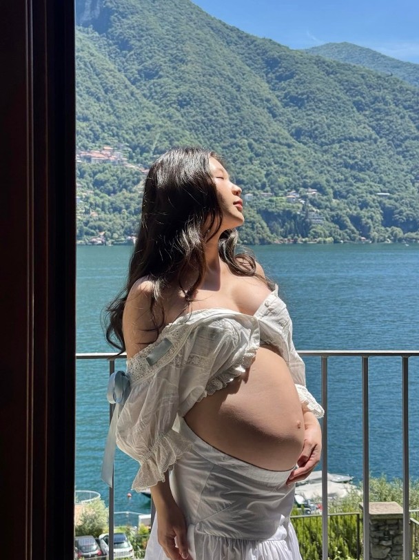 「雞排妹」鄭家純懷孕接近27周。