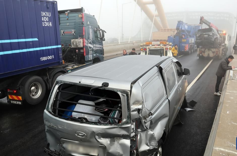 南韩世宗市发生汽车连环相撞事故。 新华社