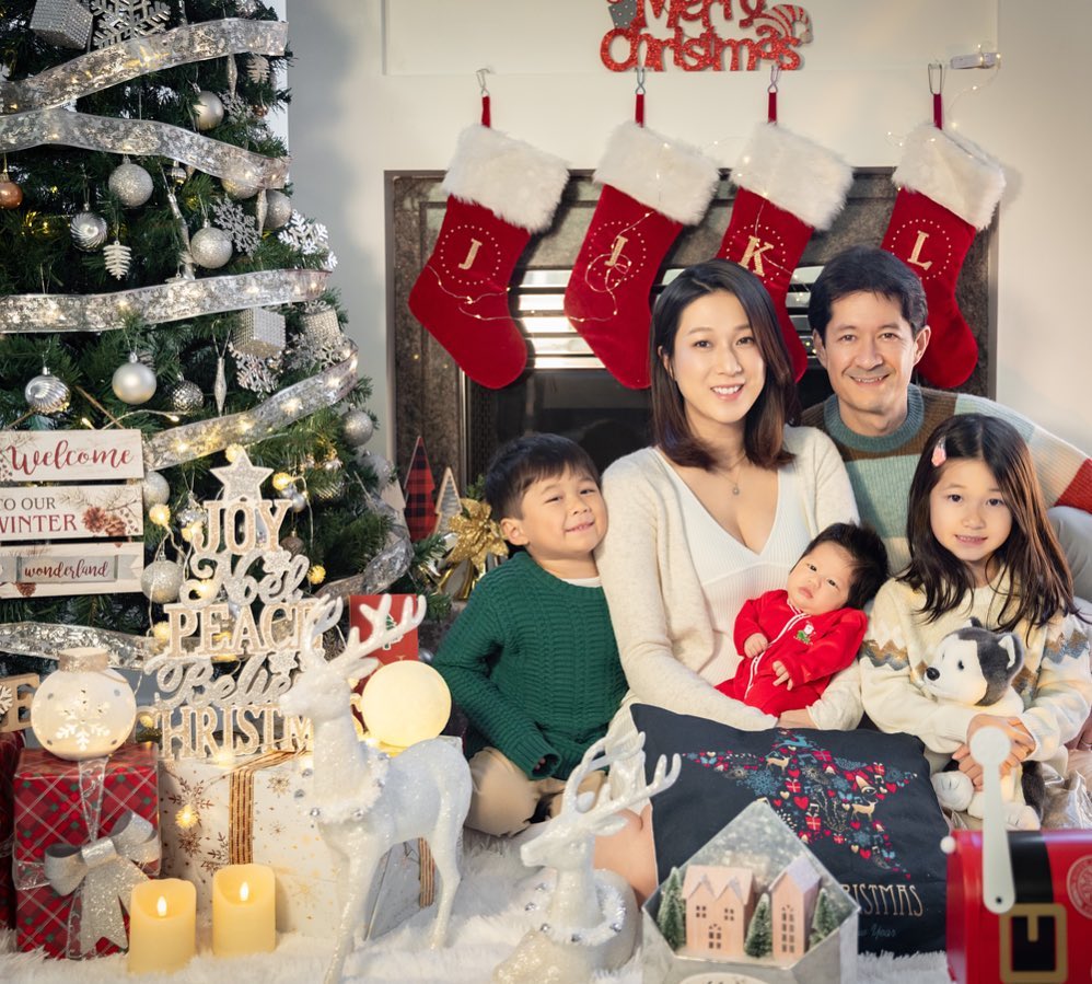 去年聖誕節鍾嘉欣貼出一家五口全家福，網民直指爸爸基因強大。