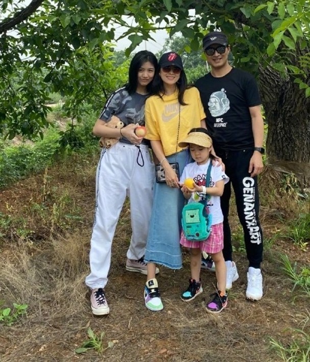 一家四口經常在社交網晒幸福。