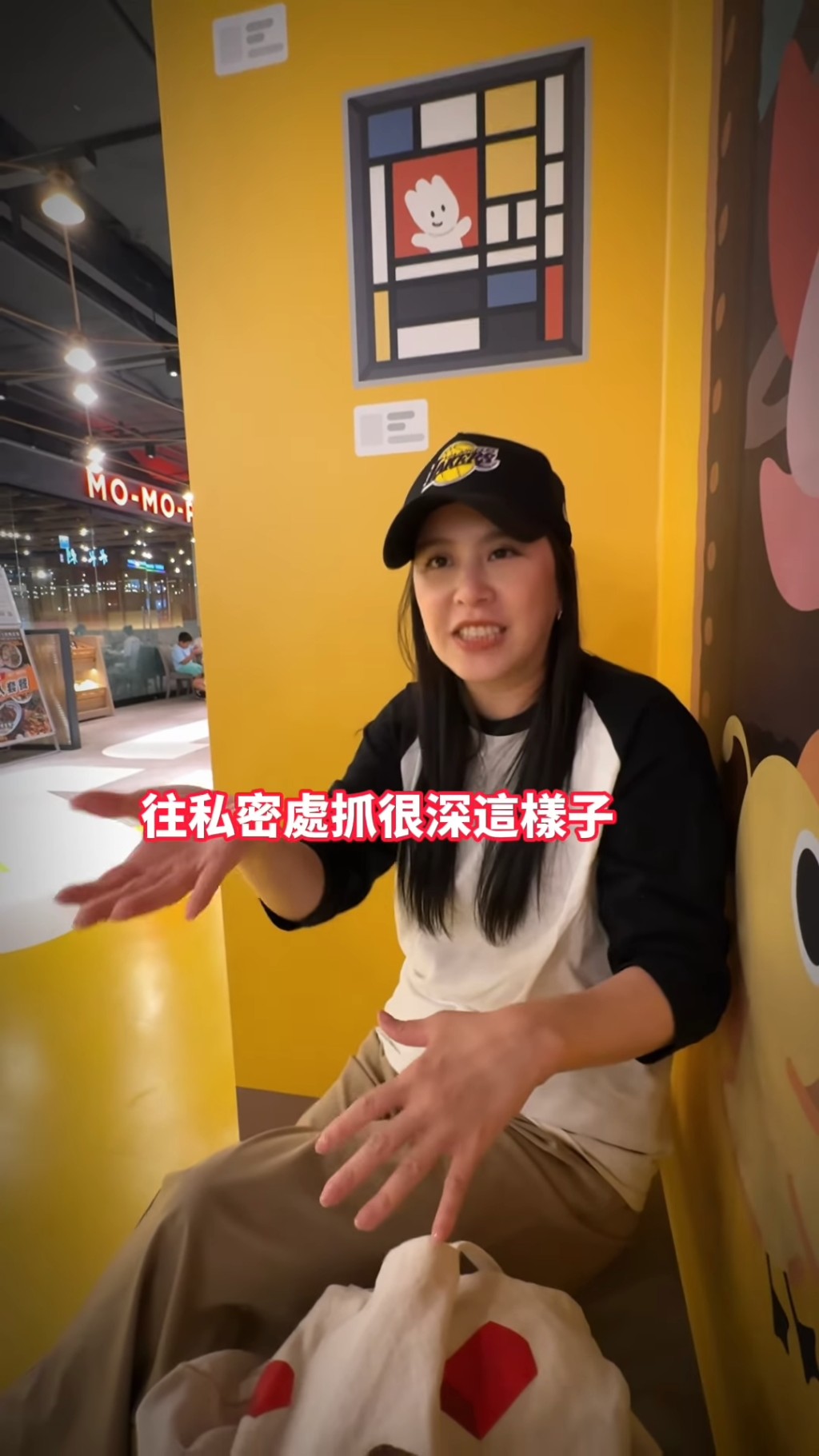 更荒唐的是,在錄影開始前,對方竟然將手從她屁股伸往其私密部位。 更荒唐的是,在錄影開始前,對方竟然將手從她屁股伸往其私密部位。